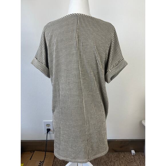 Daytrip Oversized V-Neck Tunic Striped Olive Green Short Sleeve TSHirt Womens XS - Picture 3 of 5